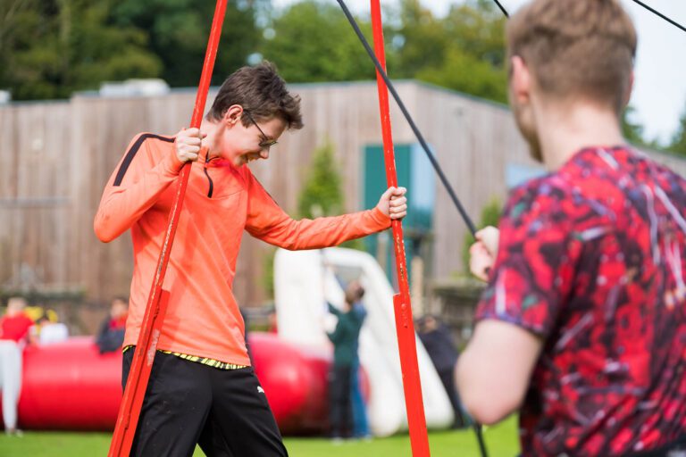 De stichting wil haar doelstelling bereiken door: