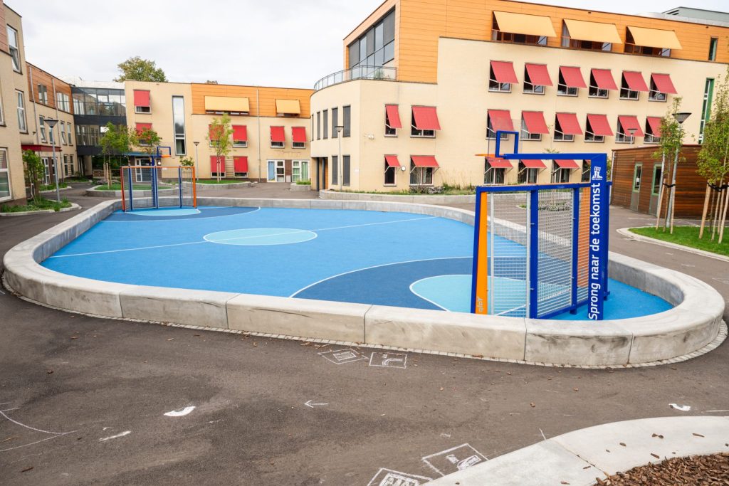 Sportveld mogelijk gemaakt door FRIS voor Kinderen