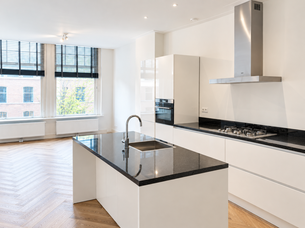 93491327 Lichte Moderne Keuken Met Kookeiland